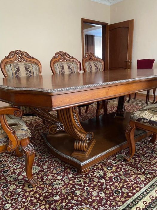 Гостинный гарнитур 1 стол 8 стульев 1 сервант 1 тремо