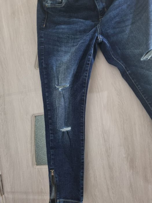 Vând blugi dama  50 lei