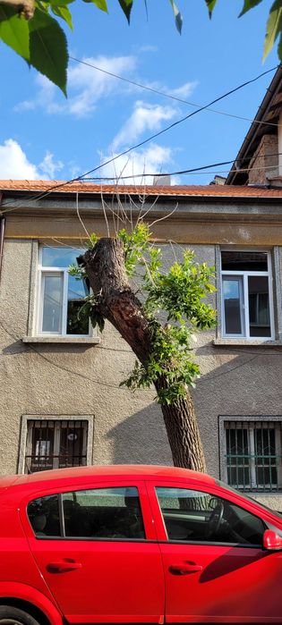 Двуетажна къща с двор