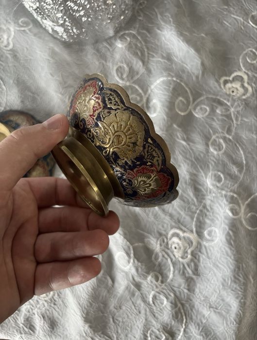 Емайлирани месингови фруктиери с пауни