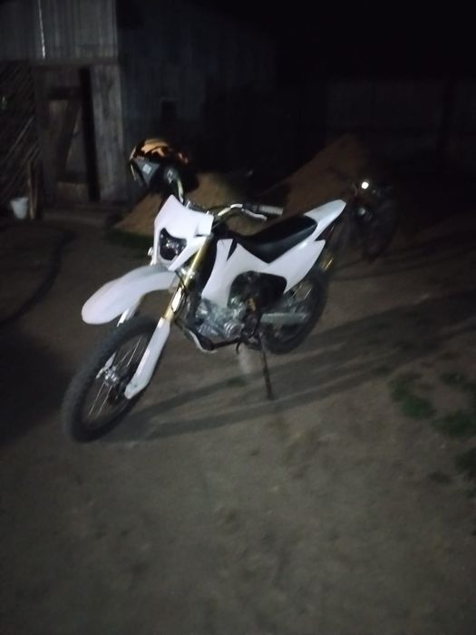 Продам мотоцикл эндуро 250