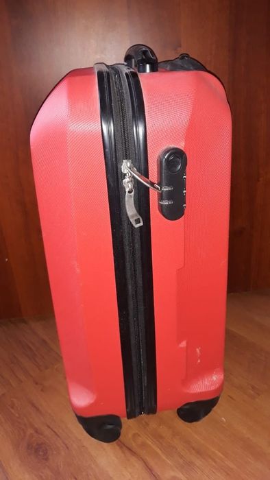 Чемодан на 2 -х колёсиках.