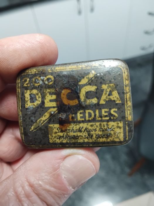 Două cutiuțe vechi pentru ace de patefon și gramofon.