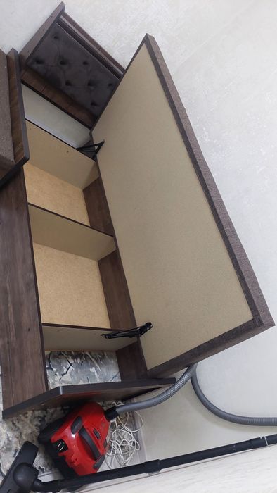 Krovat sotiladi. Yangi. Ishlatilmagan. Xonaga sig'madi, torlik qildi.