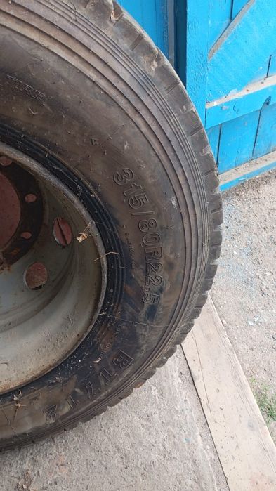 Продам диск с шинами от shacman