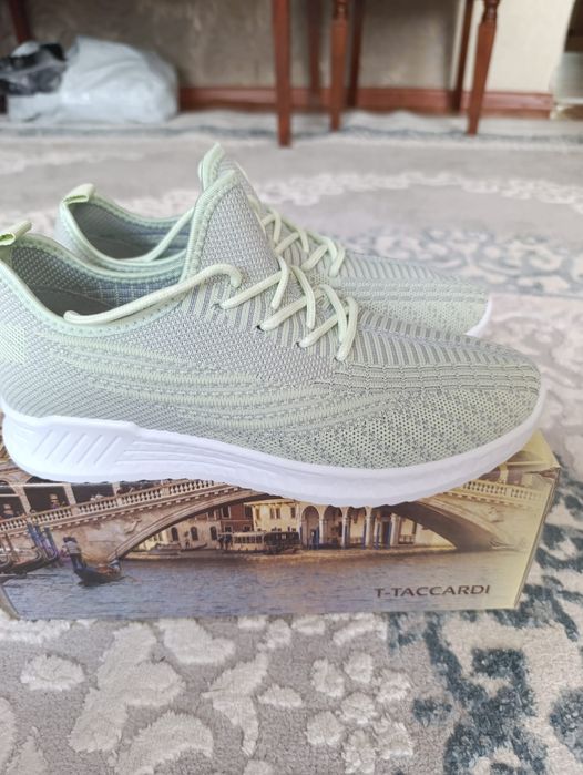 Продаётся женская обувь.