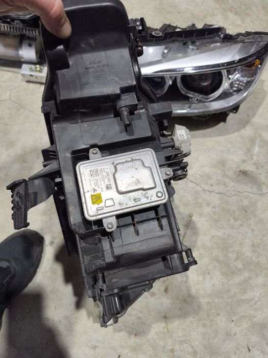 Far faruri stânga dreapta xenon BMW seria 3 f30 f31  cu defecte