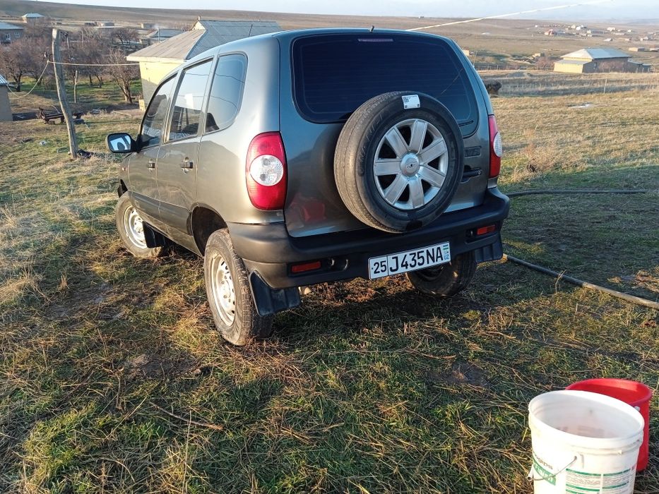 Chevrolet Niva 4x4 sotiladi