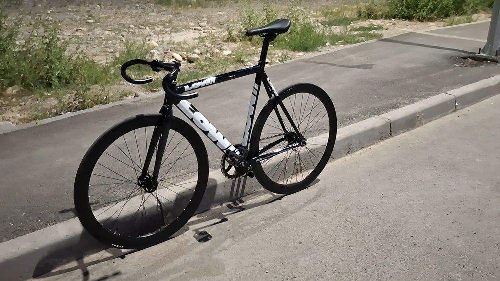 Low ll | black and white | fixed gear