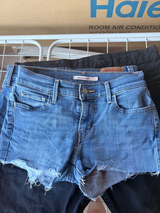 Продавам комплект от 7 чифта къси дънкови панталони на Levi's. Идеални за лятото!