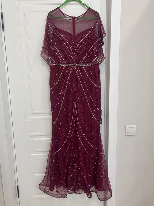 Бордовое вечернее платье
