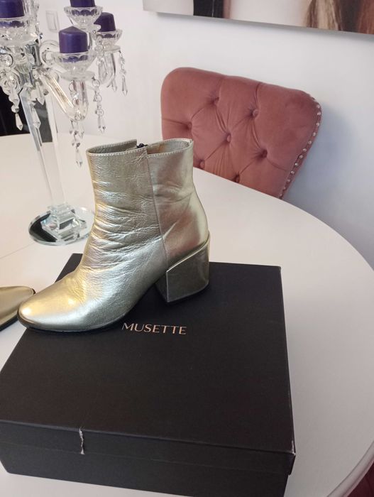 Vând botine Musette