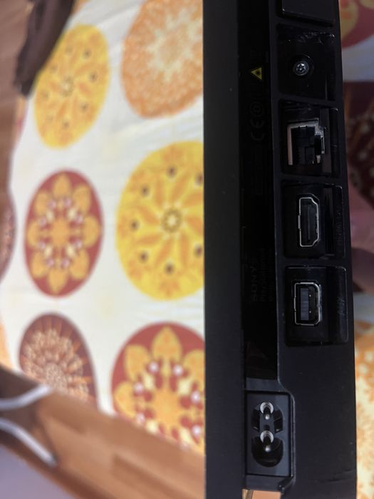 Vand PS4 Slim varianta de 1Tb (necesita hard disk)