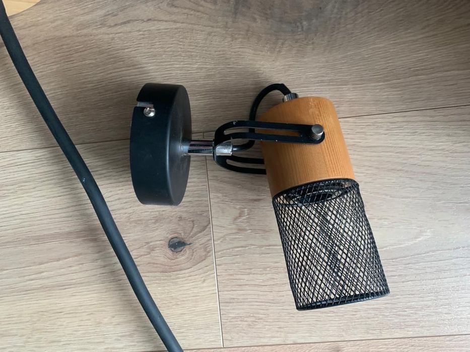 Aplica perete cât și tavan lustre