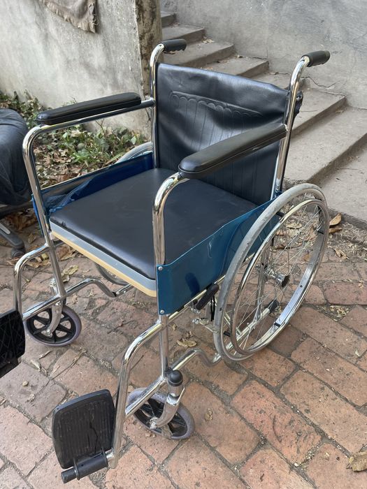 Scaun cu rotile pentru persoane cu mobilitate redusa