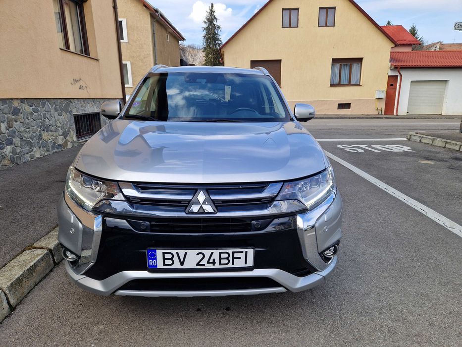 Mitsubishi Outlander PHEV 2.0 Instyle Diamond, Trapa, camera360