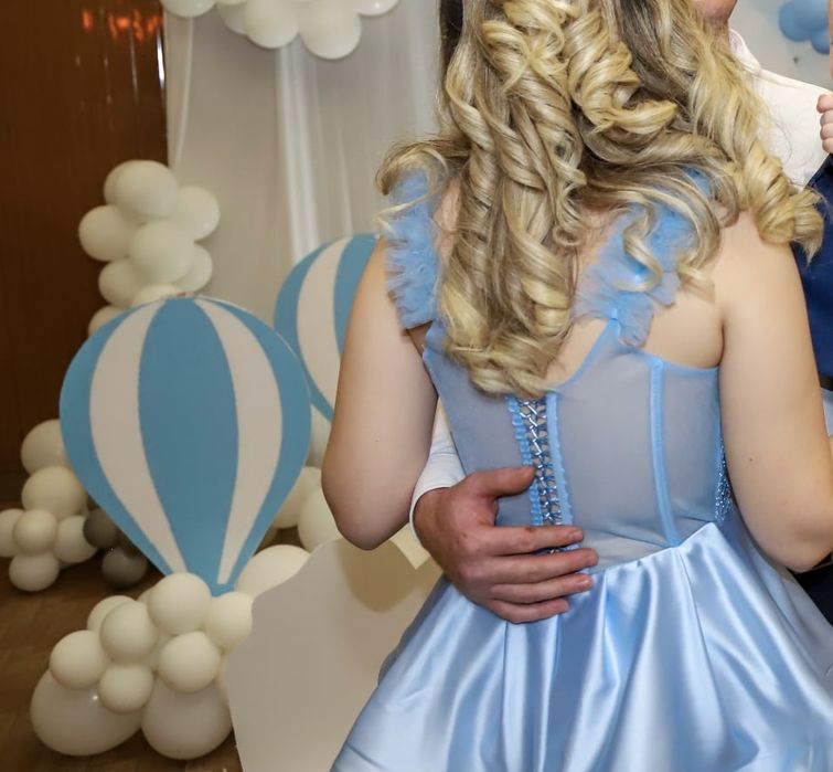 Продавам рокля шита по поръчка. Отговаря на размер С/М