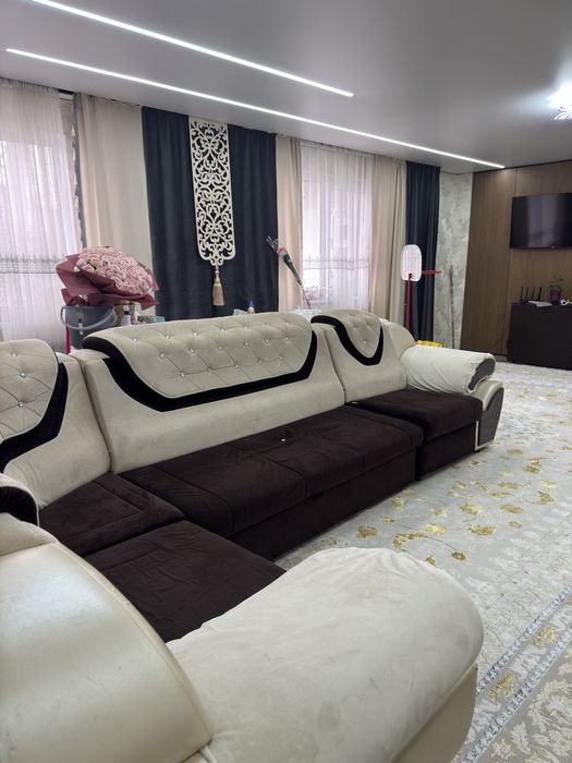 Диван 4метровый.