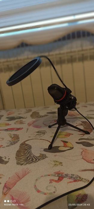 компютър DELL и клавиатура и мишка и микрофон и камера