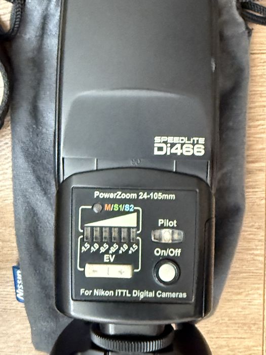 Kit foto Nikon D40 cu 18-55mm, 55-200mm, 35mm, blitz si alte accesorii