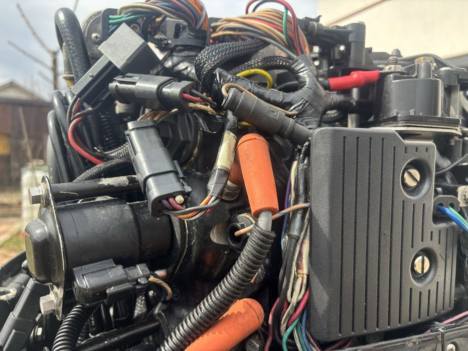Motor barca Evinrude injectie combustibil si ulei fitch ram 2 timpi 90 cai putere