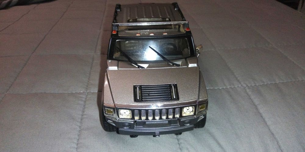 Метални Колички HUMMER Maisto 1:24 - 1:27