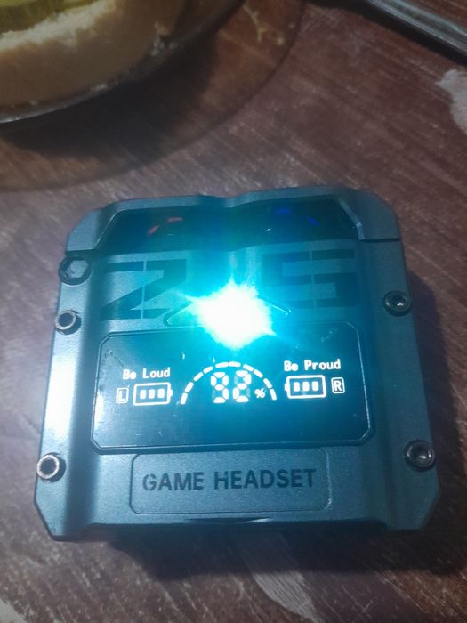 Apple слушалки различни