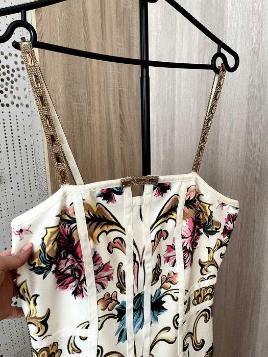 Барок рокля със златни орнаменти