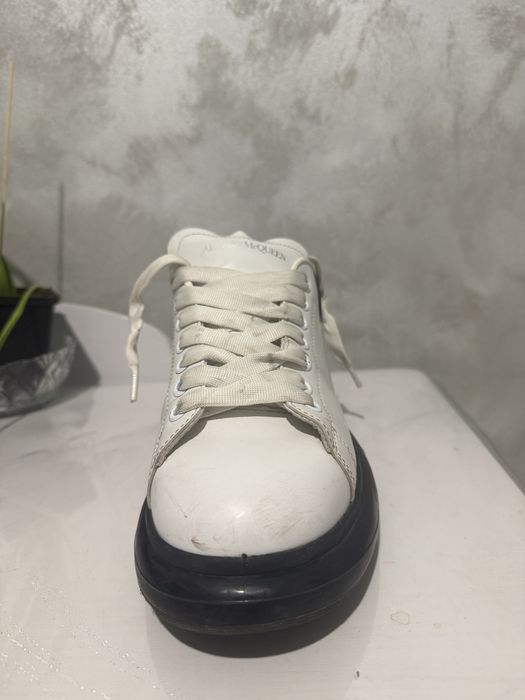 Alexander McQueen (albi cu talpa neagra)