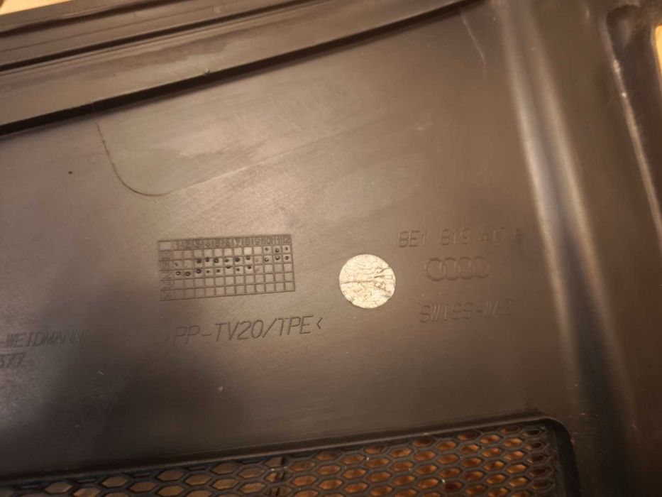 Audi A4 B6/B7 кора над акумулатор / Пластмаса над акумулатор