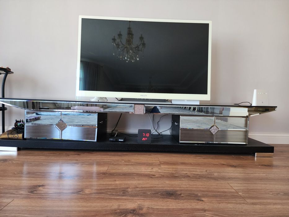 Тумба под телевизор. Цена 80 тыс. Б/у. Самовывоз.