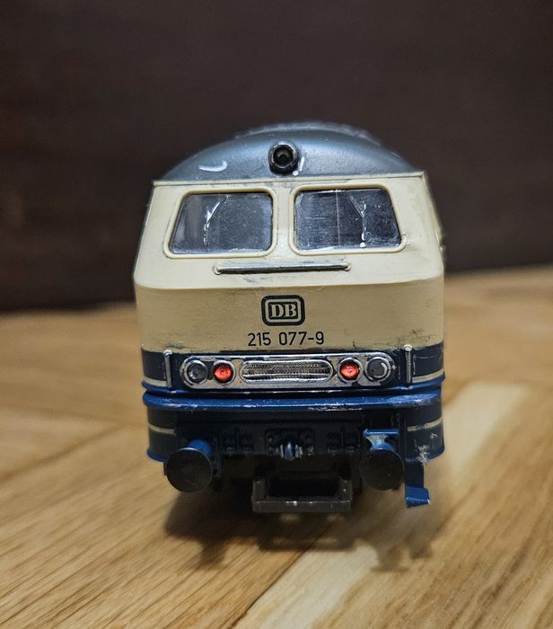 Продавам аналогов локомотив Roco BR 215 077-9 на DB 1:87 HO