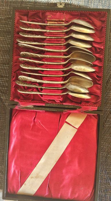 Стари месингови кафемелачки. Комплект 12 лъжички в кутия