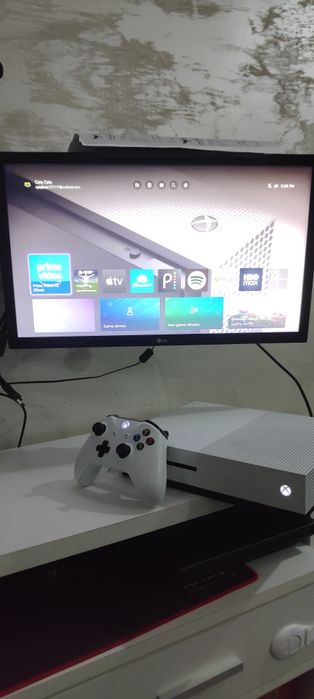 Xbox One S 1Tb + Controller + jocuri