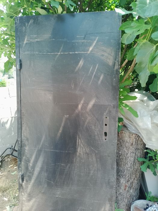 Метална врата с каса