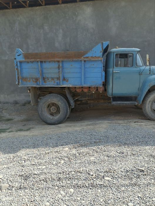 Зил Урал матор ишлап турган мошина