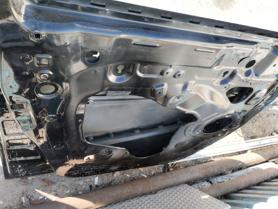 Продам левую дверь на jac М 4 рефайн