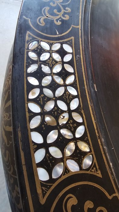 Черна азиатска антикварна маса за всекидневна с релефна сцена.