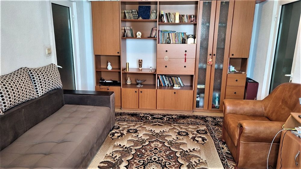 Vând pa.2 camere semidecomandat