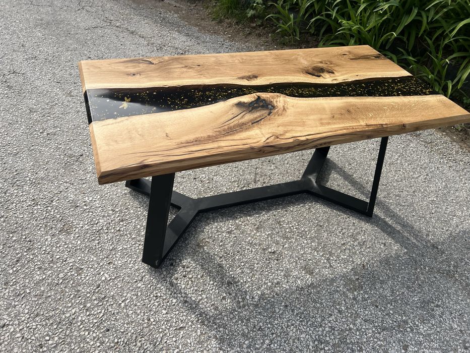 Уникална холна маса от дъб и епоксидна смола с златни елементи