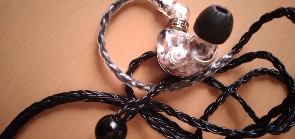 Продаю hi-fi плеер с наушниками  провод серебряный  16 жильный