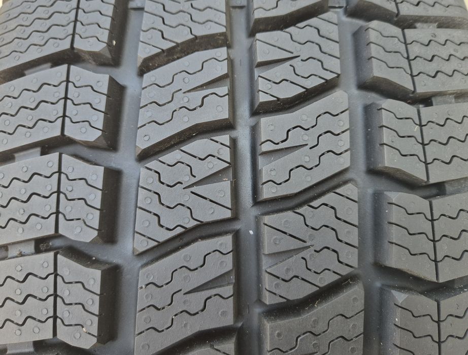 O bucată 215/60 R16C M+S iarnă - una Vredestein