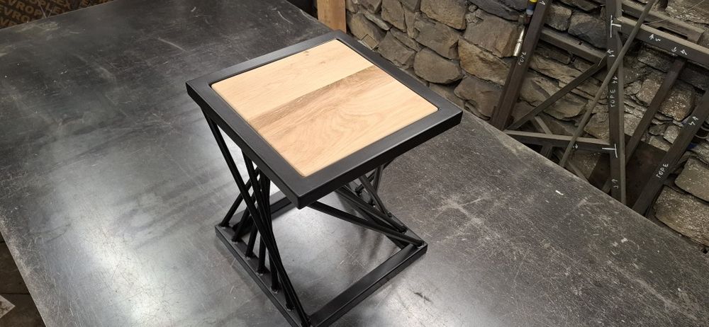 Помощна масичка от метален профил и  дъбова дървесина.