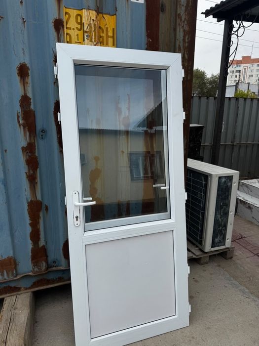 Пластиковая дверь