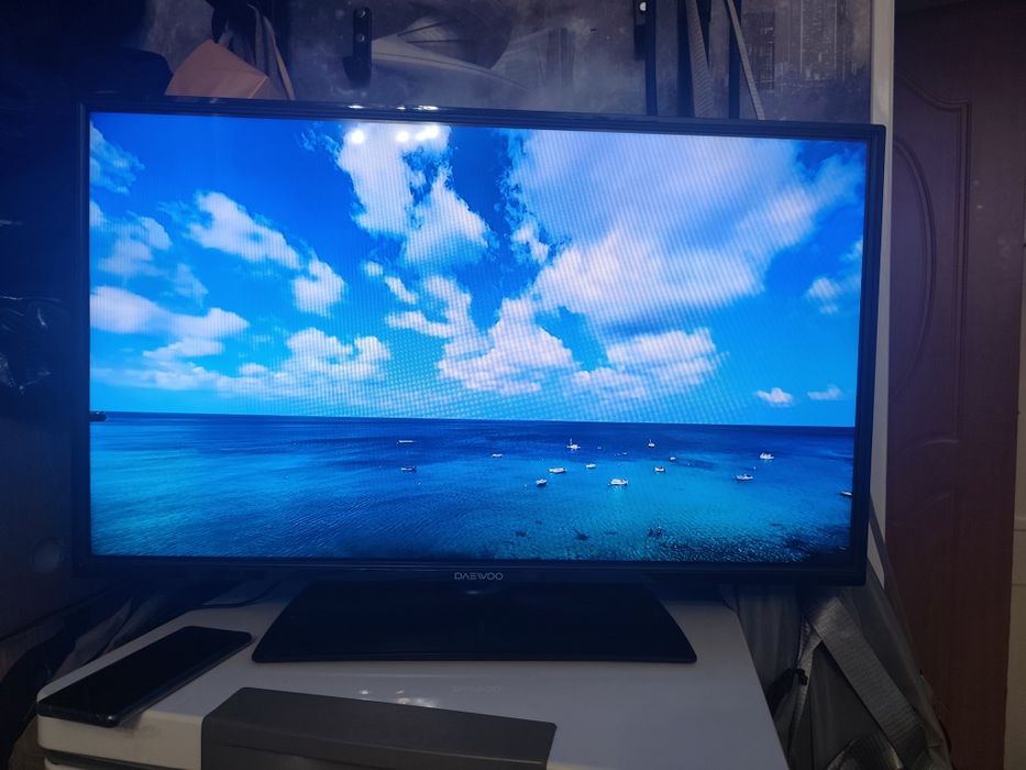 Продам тв смарт с пультом