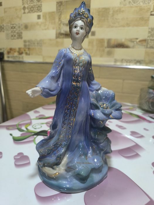 Фарфоровая статуэтка.