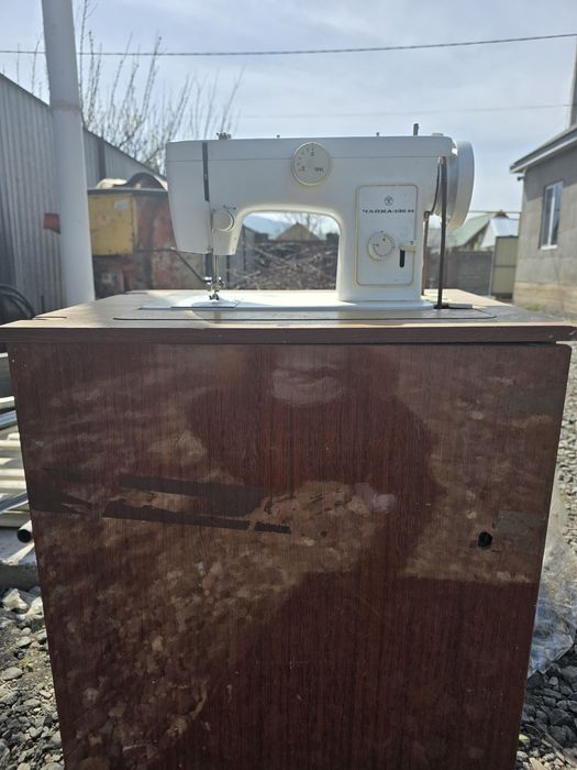 Аяқпен жұмыс істейтін тігін машинасы