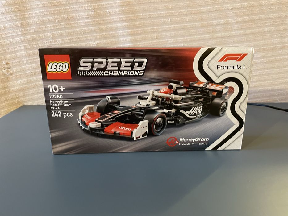 Mașina de curse Haas F1 77250