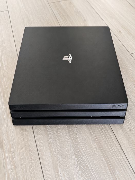 PlayStation 4 Pro 1TB + 2 Controllere + Charging Dock – Impecabilă