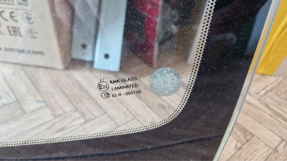 Продам Лобовое стекло KIA Sorento